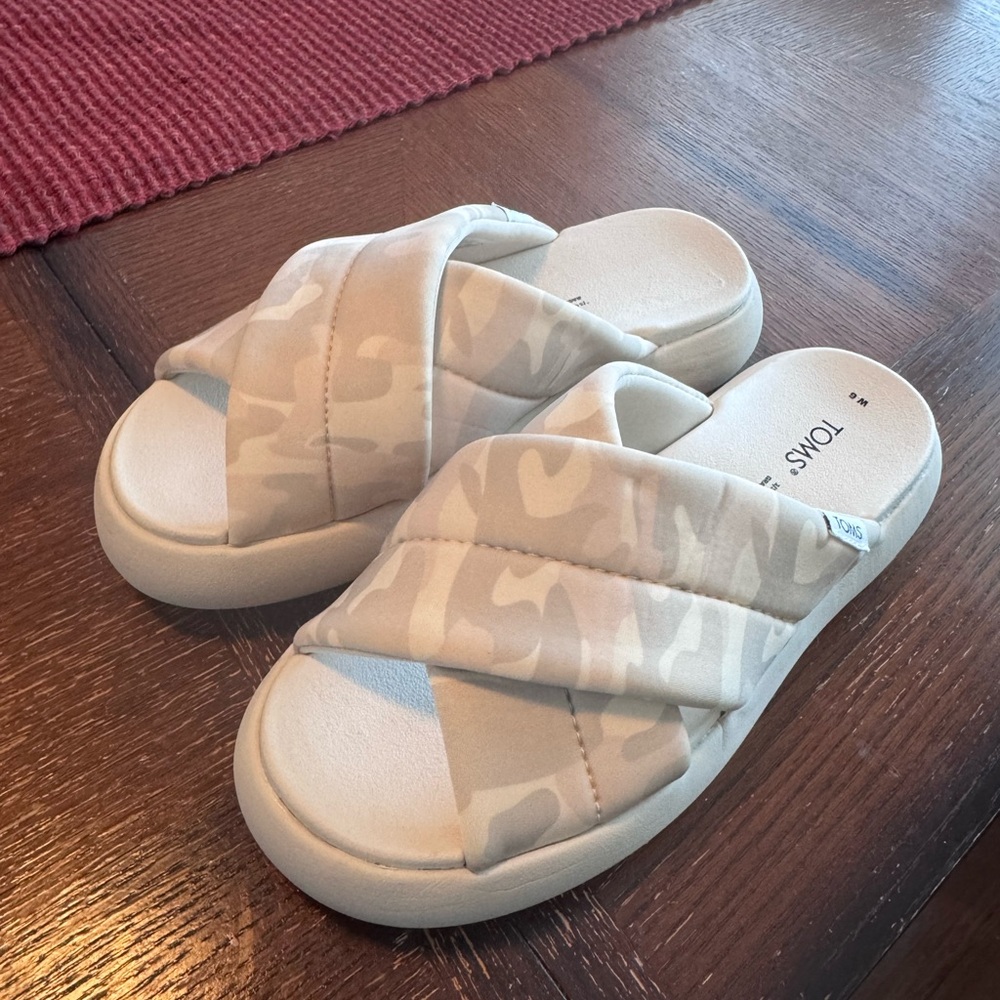 TOMS Women’s Beige Camo Slippers